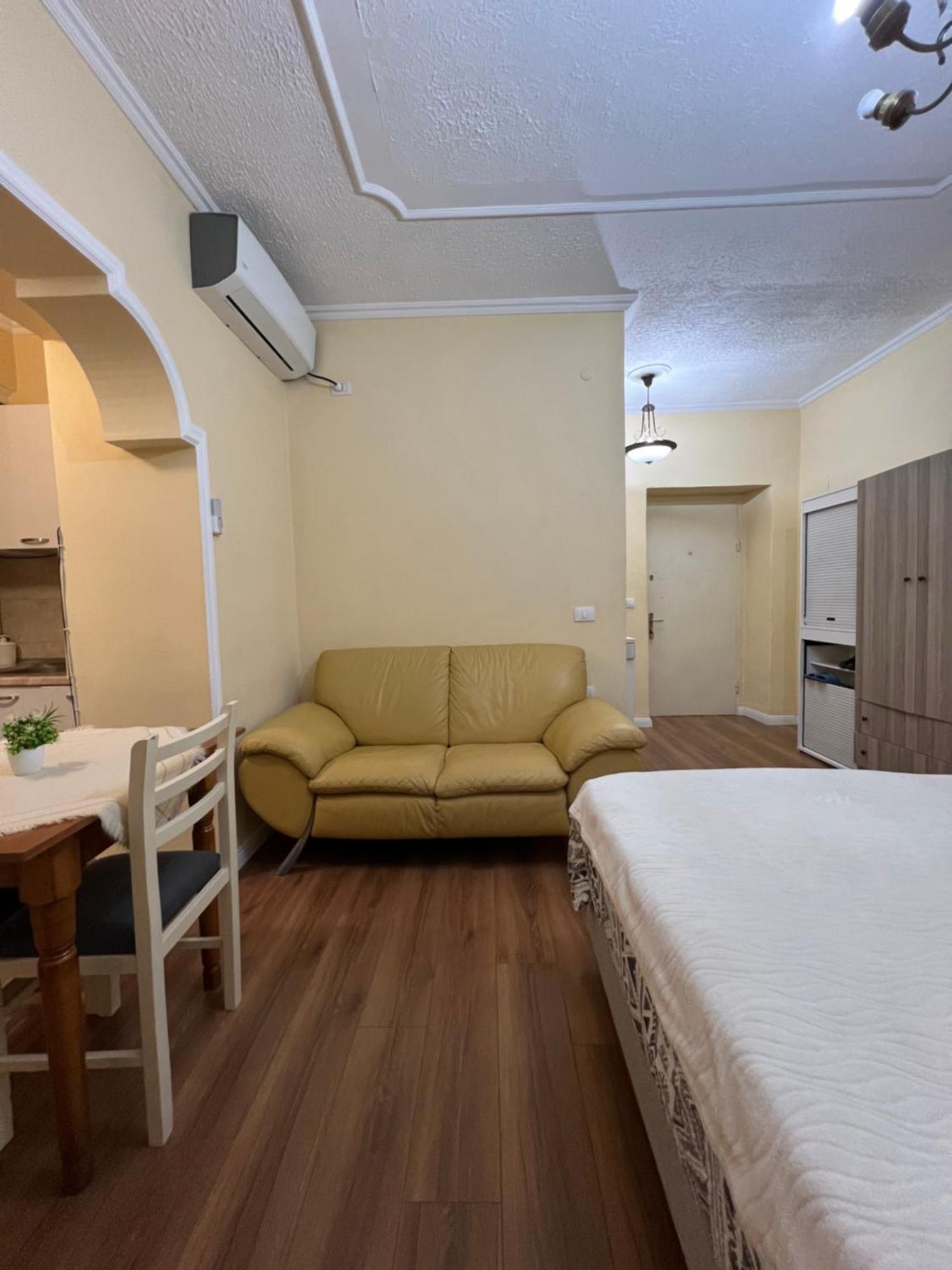 Alle'S M Shyri Studio Apartment 티라나 외부 사진